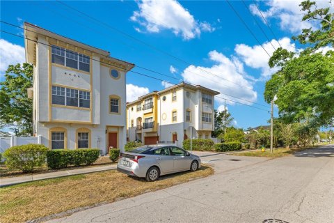 Townhouse in Tampa, Florida 3 bedrooms, 200.11 sq.m. № 1649227 - photo 3