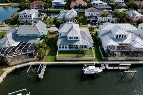 House in Apollo Beach, Florida 4 bedrooms, 329.62 sq.m. № 2123649 - photo 2