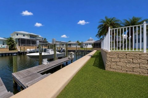 House in Apollo Beach, Florida 4 bedrooms, 329.62 sq.m. № 2123649 - photo 4