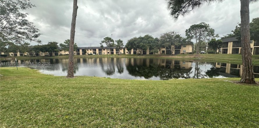 Condominio en Pembroke Pines, Florida, 2 dormitorios  № 2001453