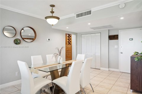 Condo in Miami Beach, Florida, 2 bedrooms  № 1896011 - photo 7