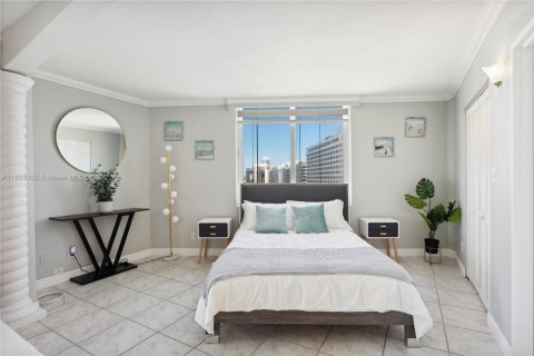 Condo in Miami Beach, Florida, 2 bedrooms  № 1896011 - photo 11