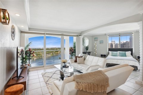Condo in Miami Beach, Florida, 2 bedrooms  № 1896011 - photo 3