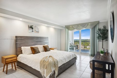 Condo in Miami Beach, Florida, 2 bedrooms  № 1896011 - photo 1
