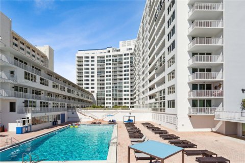 Condo in Miami Beach, Florida, 2 bedrooms  № 1896011 - photo 22