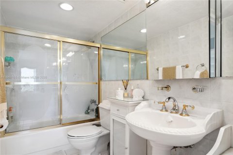 Condo in Miami Beach, Florida, 2 bedrooms  № 1896011 - photo 9