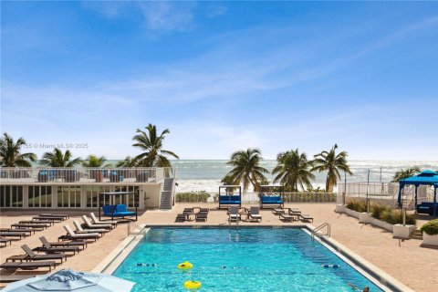 Condo in Miami Beach, Florida, 2 bedrooms  № 1896011 - photo 23