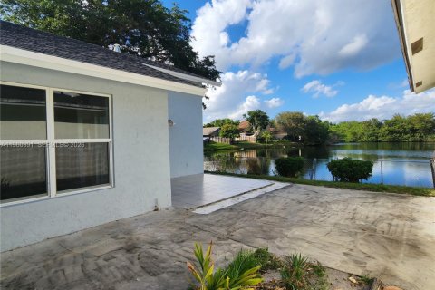 House in Cooper City, Florida 3 bedrooms, 137.87 sq.m. № 2020370 - photo 19