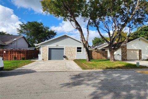 House in Cooper City, Florida 3 bedrooms, 137.87 sq.m. № 2020370