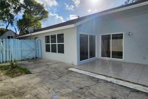 House in Cooper City, Florida 3 bedrooms, 137.87 sq.m. № 2020370 - photo 18