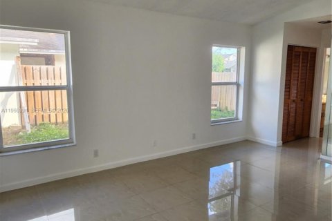 House in Cooper City, Florida 3 bedrooms, 137.87 sq.m. № 2020370 - photo 4