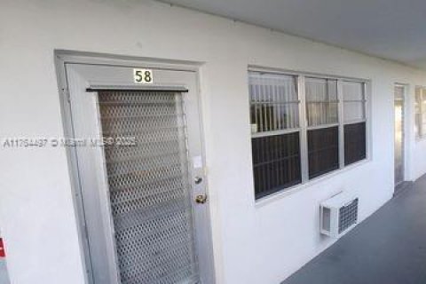 Condominio en West Palm Beach, Florida, 1 dormitorio  № 2035331