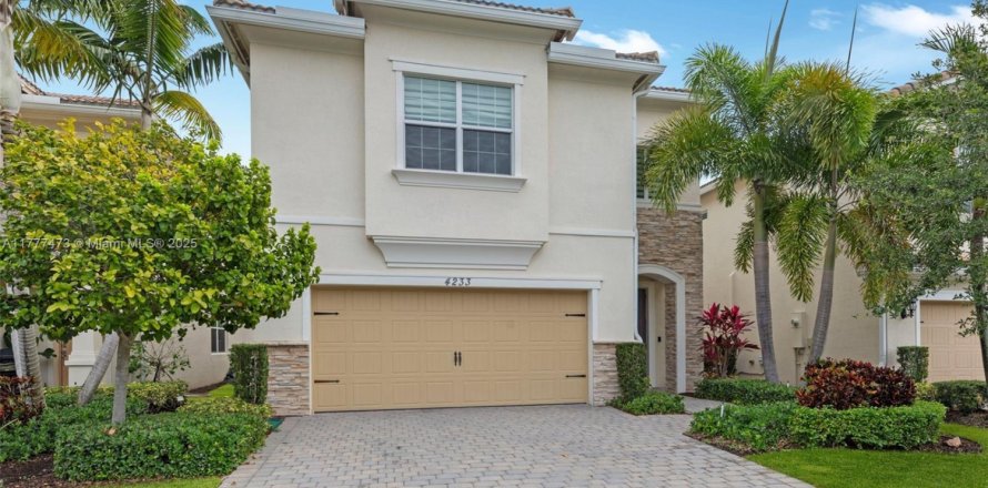 Casa en Hollywood, Florida 4 dormitorios, 206.24 m2 № 1700842
