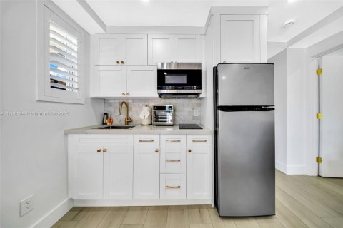 Villa ou maison à louer à Islamorada, Village of Islands, Floride: 4 chambres, 167.22 m2 № 2018737 - photo 15