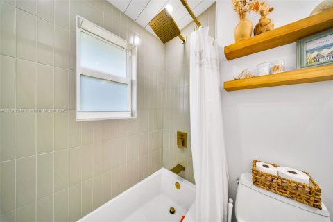 Villa ou maison à louer à Islamorada, Village of Islands, Floride: 4 chambres, 167.22 m2 № 2018737 - photo 24