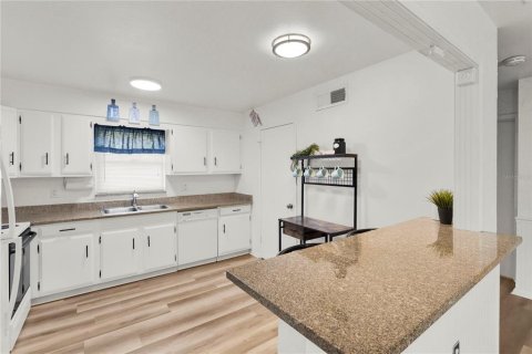 House in Orlando, Florida 2 bedrooms, 95.88 sq.m. № 2396337 - photo 15