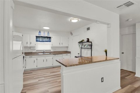 House in Orlando, Florida 2 bedrooms, 95.88 sq.m. № 2396337 - photo 14