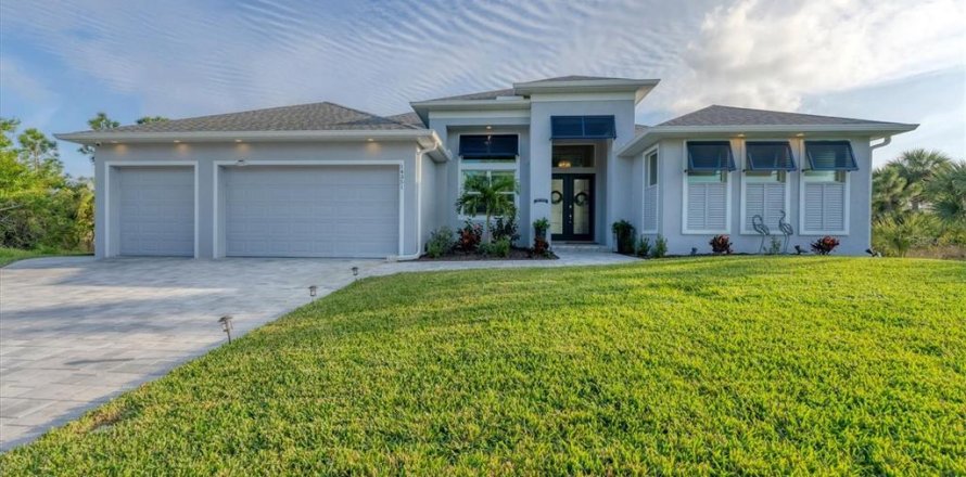 House in Port Charlotte, Florida 3 bedrooms, 198.25 sq.m. № 2317240