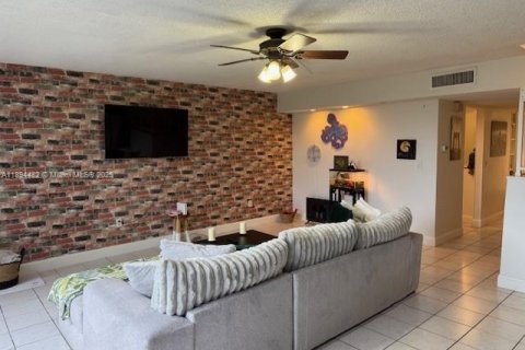 Copropriété à vendre à Coral Springs, Floride: 2 chambres, 125.42 m2 № 1947007 - photo 2