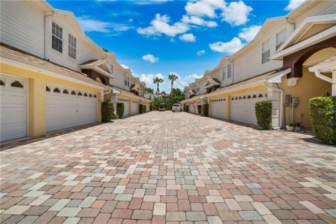 Townhouse in Clearwater, Florida 3 bedrooms, 176.51 sq.m. № 2105277 - photo 2
