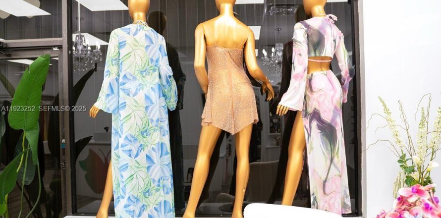 Коммерческая недвижимость в Хайалиа, Флорида № 1983480