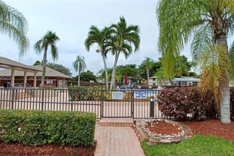 Condo in Tamarac, Florida, 2 bedrooms  № 2250821 - photo 28