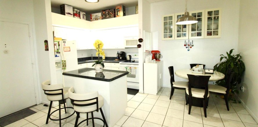 Condo in Tamarac, Florida, 2 bedrooms  № 2250821