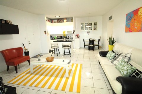 Condo in Tamarac, Florida, 2 bedrooms  № 2250821 - photo 12