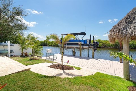 House in Port Charlotte, Florida 3 bedrooms, 197.42 sq.m. № 2142986 - photo 28