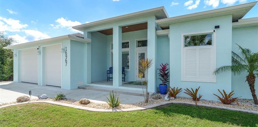 House in Port Charlotte, Florida 3 bedrooms, 197.42 sq.m. № 2142986