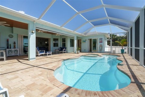 House in Port Charlotte, Florida 3 bedrooms, 197.42 sq.m. № 2142986 - photo 20