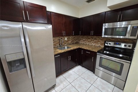 Купить виллу или дом в Вирджиния-Гарденс, Флорида 3 спальни, 104.79м2, № 1969810 - фото 7