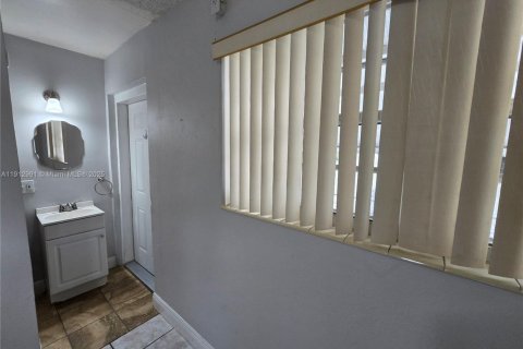 Купить виллу или дом в Вирджиния-Гарденс, Флорида 3 спальни, 104.79м2, № 1969810 - фото 13