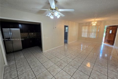 Купить виллу или дом в Вирджиния-Гарденс, Флорида 3 спальни, 104.79м2, № 1969810 - фото 5