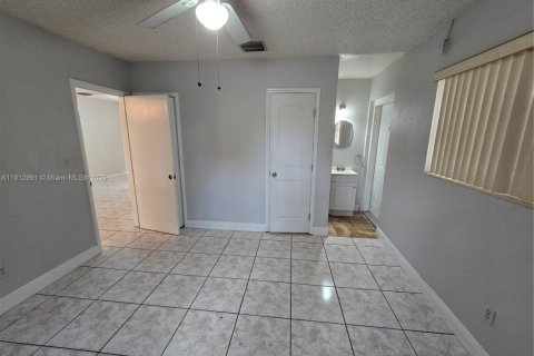 Купить виллу или дом в Вирджиния-Гарденс, Флорида 3 спальни, 104.79м2, № 1969810 - фото 11