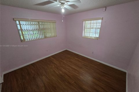 Купить виллу или дом в Вирджиния-Гарденс, Флорида 3 спальни, 104.79м2, № 1969810 - фото 16