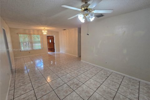 Купить виллу или дом в Вирджиния-Гарденс, Флорида 3 спальни, 104.79м2, № 1969810 - фото 9
