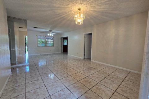 Купить виллу или дом в Вирджиния-Гарденс, Флорида 3 спальни, 104.79м2, № 1969810 - фото 4