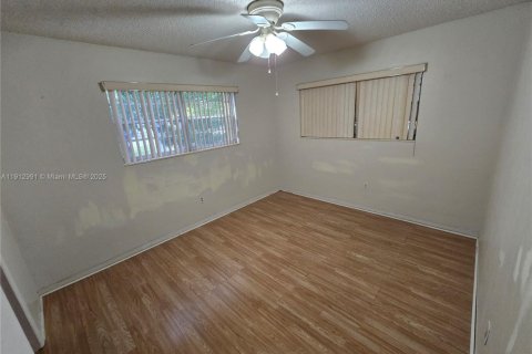 Купить виллу или дом в Вирджиния-Гарденс, Флорида 3 спальни, 104.79м2, № 1969810 - фото 14