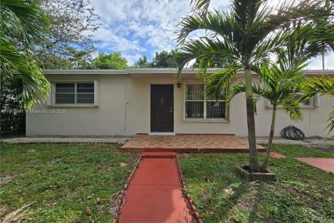 Купить виллу или дом в Вирджиния-Гарденс, Флорида 3 спальни, 104.79м2, № 1969810 - фото 1