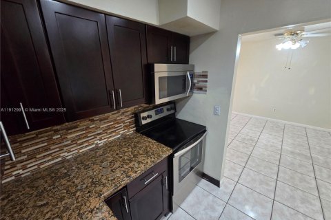 Купить виллу или дом в Вирджиния-Гарденс, Флорида 3 спальни, 104.79м2, № 1969810 - фото 8