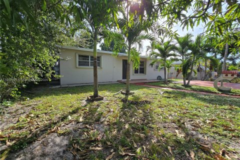 Купить виллу или дом в Вирджиния-Гарденс, Флорида 3 спальни, 104.79м2, № 1969810 - фото 2