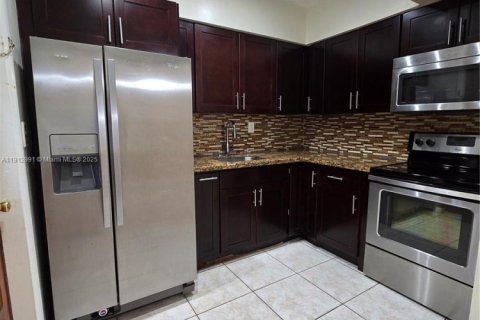 Купить виллу или дом в Вирджиния-Гарденс, Флорида 3 спальни, 104.79м2, № 1969810 - фото 6