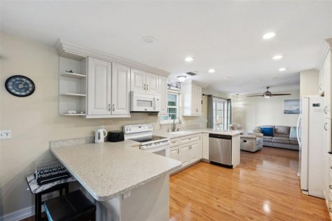 House in Indian Rocks Beach, Florida 3 bedrooms, 150.87 sq.m. № 1540002 - photo 12