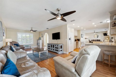 House in Indian Rocks Beach, Florida 3 bedrooms, 150.87 sq.m. № 1540002 - photo 9