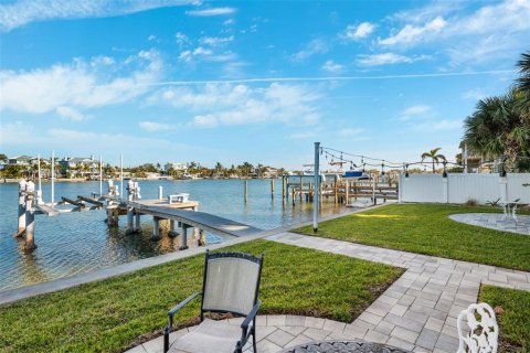 House in Indian Rocks Beach, Florida 3 bedrooms, 150.87 sq.m. № 1540002 - photo 29
