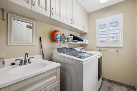 House in Indian Rocks Beach, Florida 3 bedrooms, 150.87 sq.m. № 1540002 - photo 23