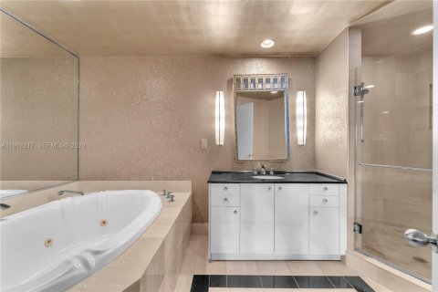 Condo in Miami Beach, Florida, 1 bedroom  № 2059695 - photo 16