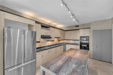 Condo in Miami Beach, Florida, 1 bedroom  № 2059695 - photo 9