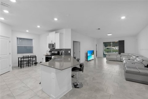 House in Davenport, Florida 4 bedrooms, 195.47 sq.m. № 2122488 - photo 5
